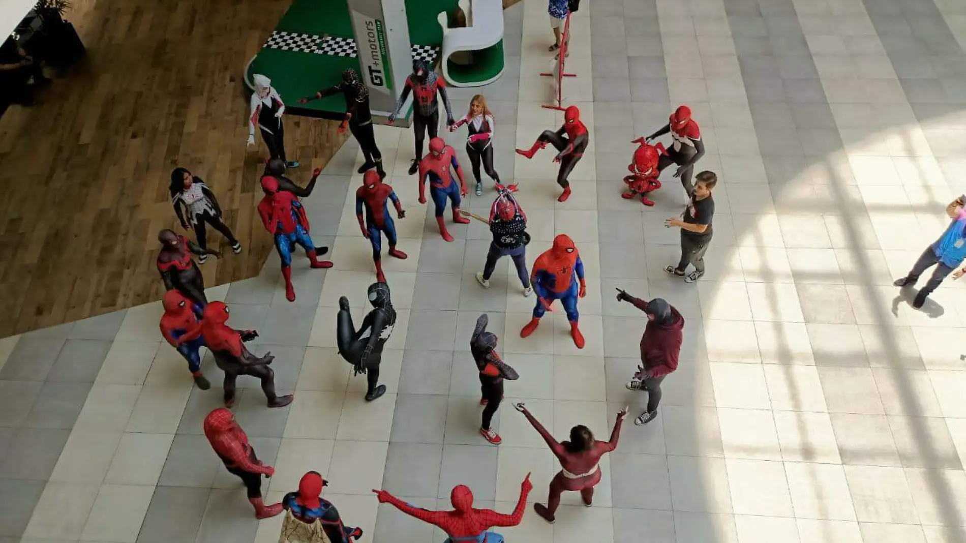 Varios Spider-Man sorprenden en centro comercial de Tampico 